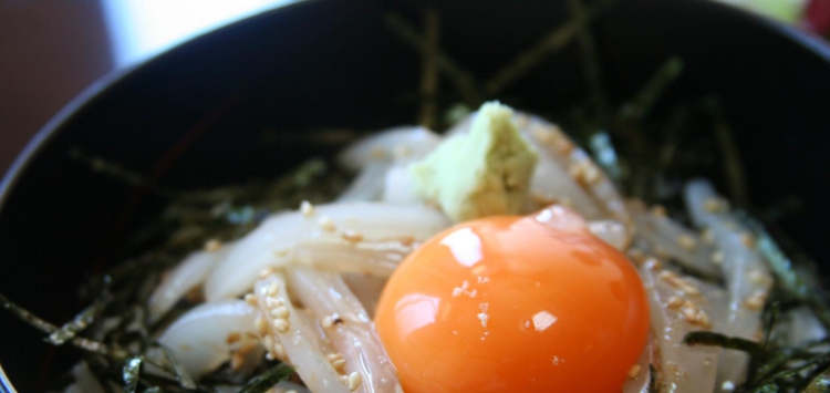 A bowl or rice with vegetables and a raw egg - donburi (©Stuart Albert/Creative Commons)