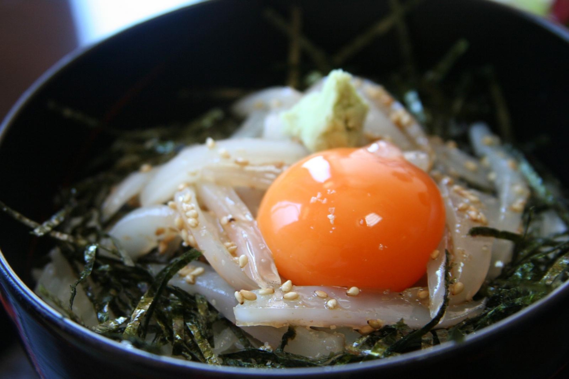 A bowl or rice with vegetables and a raw egg - donburi (©Stuart Albert/Creative Commons)