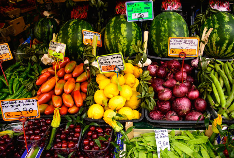 A market stall in Milan (©John C. Bruckman/Creative commons)
