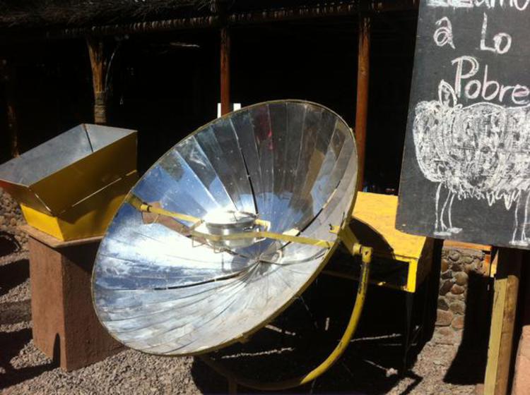 Cuiseur solaire parabolique, San Pedro de Atacama, Chili